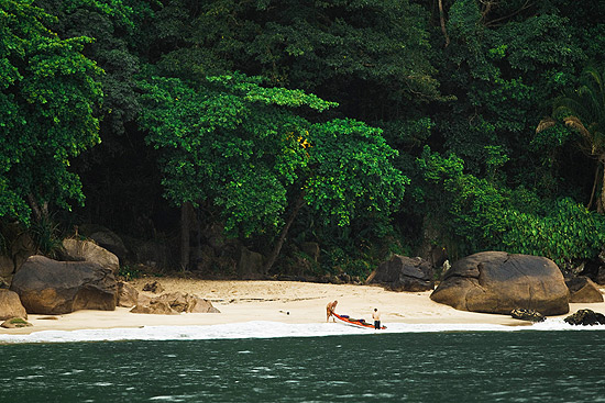 Vista da praia do Sangava, no Guarujá, no litoral sul de São Paulo