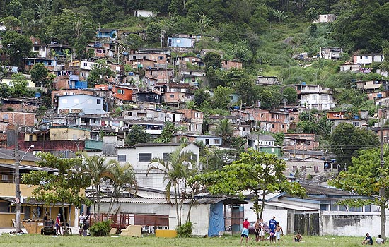 Favela Vila Baiana, no Guarujá, a campeã em favelização do litoral; lá, 26.095 das moradias são "subnormais"