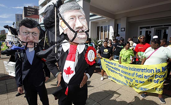 À esq., ativista imita Jose Manuel Durão Barroso, da Comissão Europeia, e o primeiro-ministro Stephen Harper 