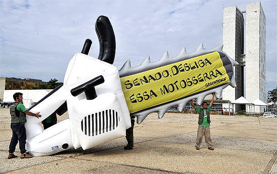 Ativistas do Greenpeace protestam em frente ao Congresso Nacional, em Brasília, contra votação do Código Florestal