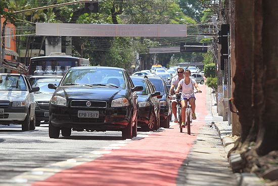 Usuários estreiam a ciclofaixa no bairro de Moema, que foi inaugurada no fim de semana