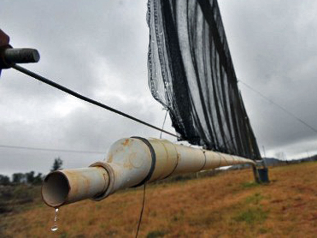 Sistema de captação de água da neblina implantado na cidade de Tshiavha, na África do Sul: solução para a seca (Foto: Alexander Joe/AFP)