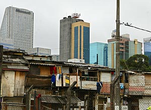 Vista de favela junto a avenida Roberto Marinho, na zona sul de São Paulo, com prédios da avenida Berrini ao fundo; desigualdade social no Brasil influencia índice da ONU