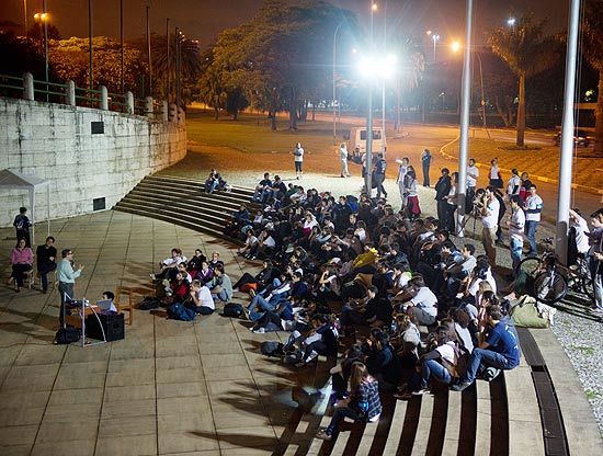 Grupo se reúne e deve passar a noite no Obelisco do Ibirapuera