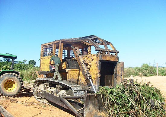 Trator usado para derrubar árvores pela raiz; Brasil tem apenas 56% de cobertura florestal preservada