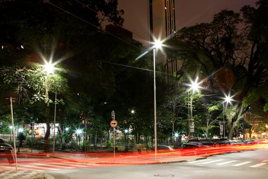 Nova iluminação na praça Vilaboim, em Higienópolis