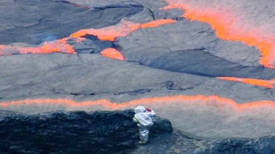 Traje usado por cientista protege contra o excesso de calor, mas não resistiria caso fosse atingido pela lava