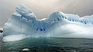 Icebergs flutuam no mar em Cierva Cove, na costa da Antártida (Arquivo/BBC)