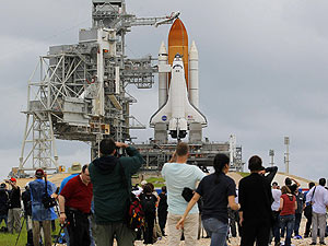 Cabo Canaveral recebe turistas para o último voo do Atlantis (Foto: Scott Audette/Reuters)