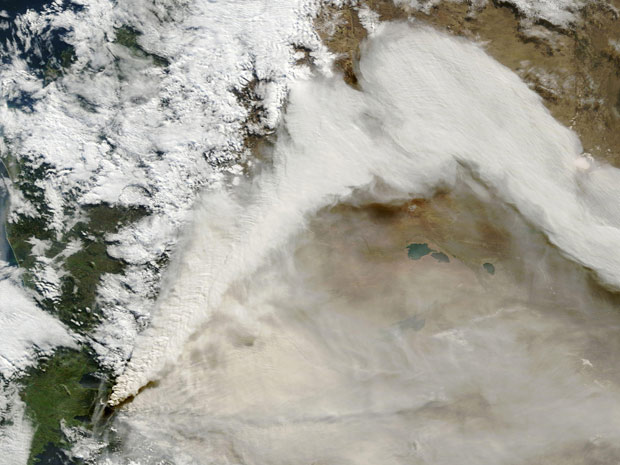 Imagem de satélite mostra a coluna de fumaça expelida pelo vulcão Puyehue, na Cordilheira dos Andes (Foto: NASA / Reuters)