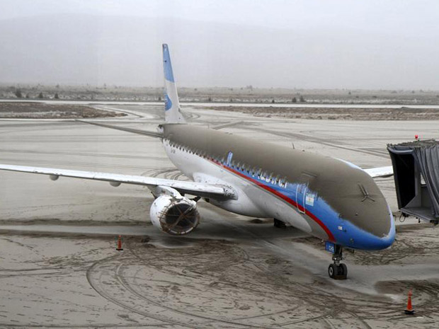 Avião da companhia aérea Austral coberto de cinzas do vulcão no aeroporto San Carlos de Bariloche, na Argentina (Foto: Chiwi Giambirtone / Reuters)