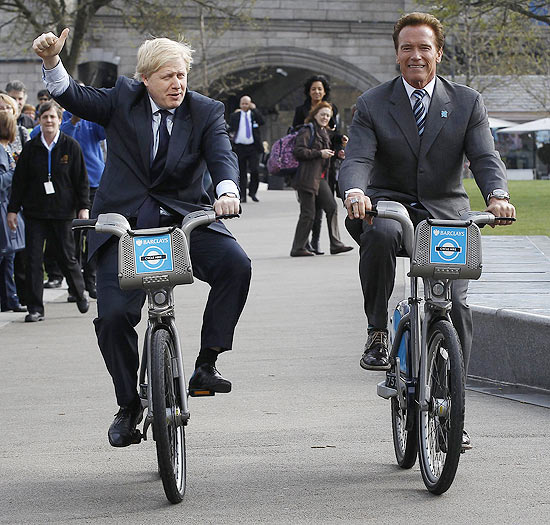 Prefeito de Londres, Boris Johnson, e Arnold Schwarzenegger andam de bicicleta em ciclovia inaugurada na capital britânica